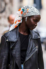 airpods, black jacket, black perfecto, black t-shirt, head scarf, jacket, leather jacket, leather perfecto, perfecto, print, printed scarf, scarf, silk scarf, white scarf, fashion week, frenchystyle, FW, jonathan paciullo, street style, SPRING SUMMER 2022, SS 22, MFW, MILAN, vertical, atmosphere details