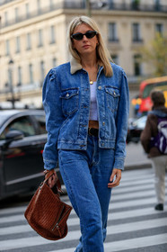 camille charriere, denim, denim jacket, denim total look, fur collar jacket, blue jacket, blue jeans, white t-shirt, white top, cropped top, belted pants, brown leather bag, big bag, loewe bag, plaited leather bag, plaited bag, hand bag, PARIS, PFW, SPRING SUMMER 2020, SS 20, fashion week, frenchystyle, FW, jonathan paciullo, street style, vertical, atmosphere details, detail