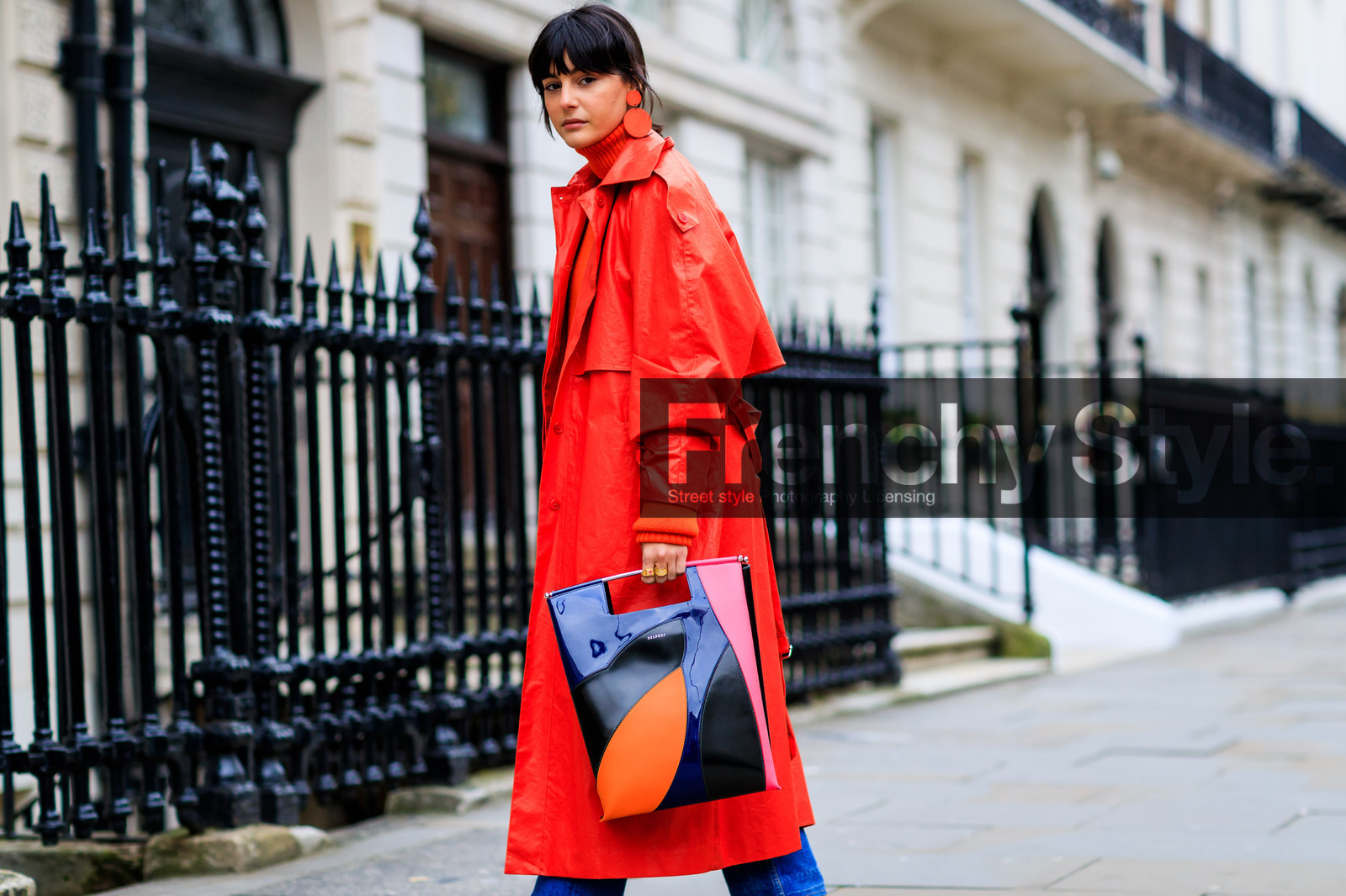black bag, graphic bag, leather bag, multicolor bag, printed bag, red coat, street style, jonathan paciullo, FW, frenchystyle, fashion week, LFW, LONDON, AUTUMN WINTER 2018-2019, AW 18-19, FALL WINTER 2018-2019, FW 18-19, horizontal, atmosphere details, detail, carola bernard