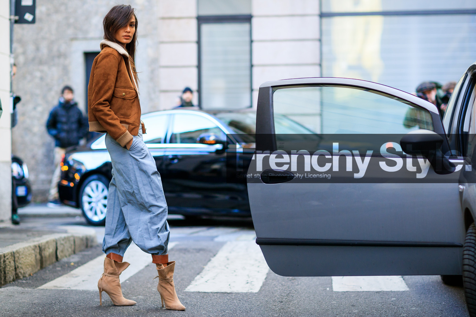 atmosphere details, AUTUMN WINTER 2017-2018, AW 17-18, beige boots, black bag, blue pants, brown jacket, chains, corset, cropped top, FALL WINTER 2017-2018, fashion week, frenchystyle, full length, FW, FW 17-18, horizontal, joan smalls, jonathan paciullo, leather bag, leather shoes, MFW, MILAN, model, street style, suede jacket, suede shoes, trousers, white top