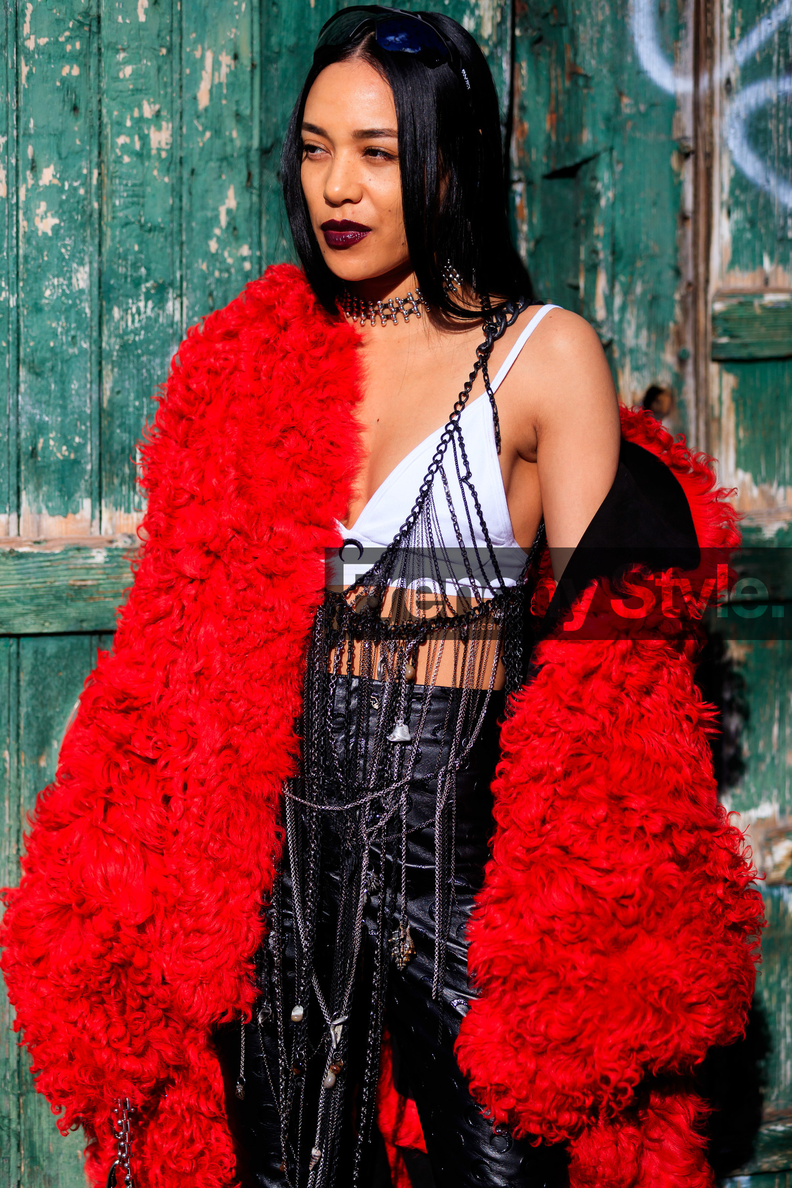 aleali may, red coat, fur coat, futurist shape sunglasses, mirror sunglasses, monogrammed sunglasses, black lipstick, white bra, marine serre top, marine serre sunglasses, marine serre bra, cropped top, marine serre pants, monogrammed pants, black leather pants, silvered choker, silvered top, chain detail top, fashion week, frenchystyle, FW, jonathan paciullo, street style, PFW, PARIS, AUTUMN WINTER 2020-2021, FALL WINTER 2020-2021, FW 20-21, vertical, atmosphere details, detail