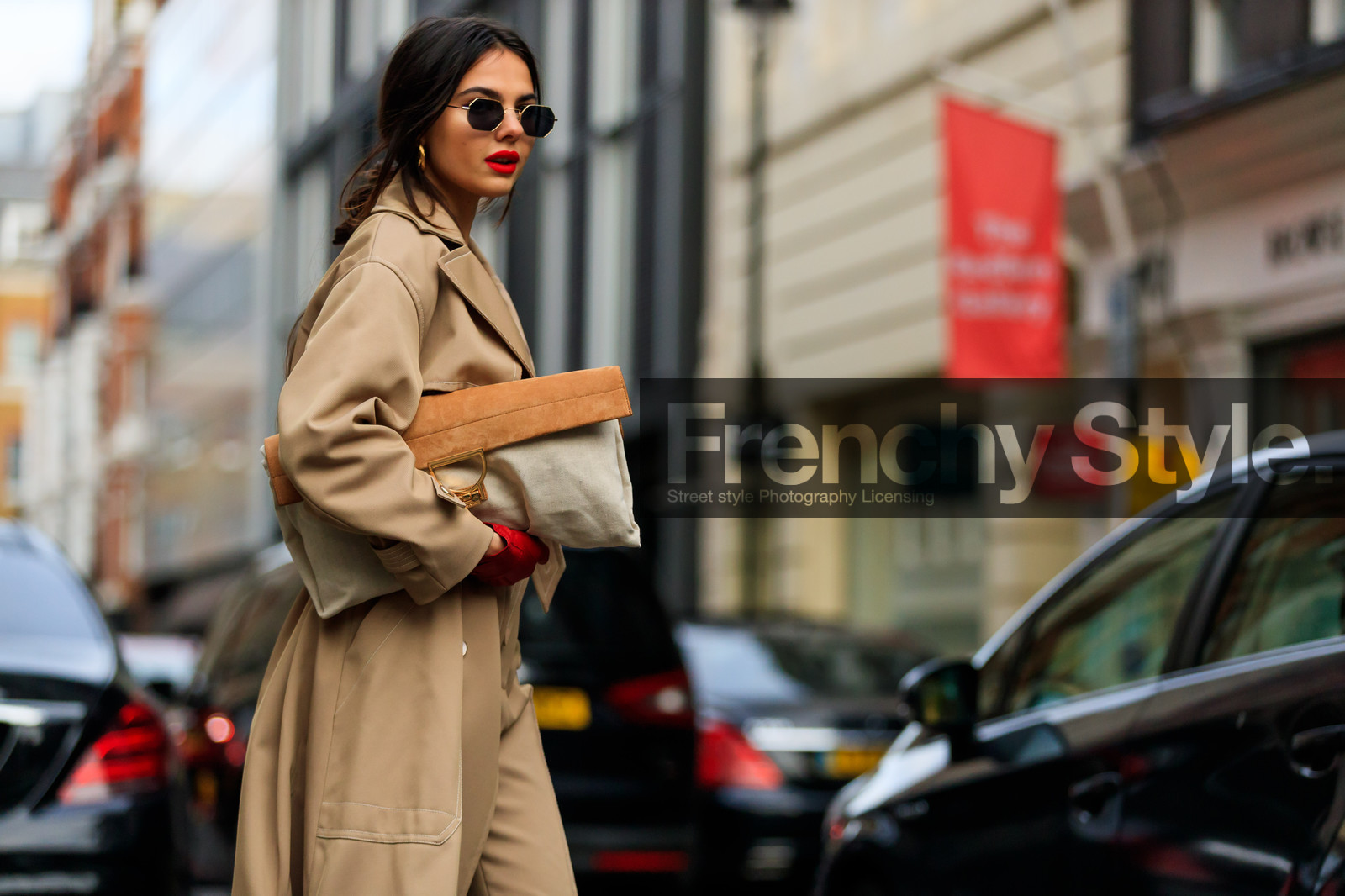 beige bag, beige coat, beige pants, leather bag, red gloves, red lips, sunglasses, trench coat, trousers, street style, jonathan paciullo, FW, frenchystyle, fashion week, LFW, LONDON, AUTUMN WINTER 2018-2019, AW 18-19, FALL WINTER 2018-2019, FW 18-19, horizontal, atmosphere details, detail, doina ciobanu