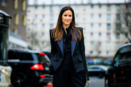 full black look, black blazer, black shirt, ruffles shirt, black shorts, black boots, californian dyed hair, fashion week, frenchystyle, FW, jonathan paciullo, street style, PARIS, PFW, SPRING SUMMER 2022, SS 22, atmosphere details, detail, horizontal, alexandra riviere