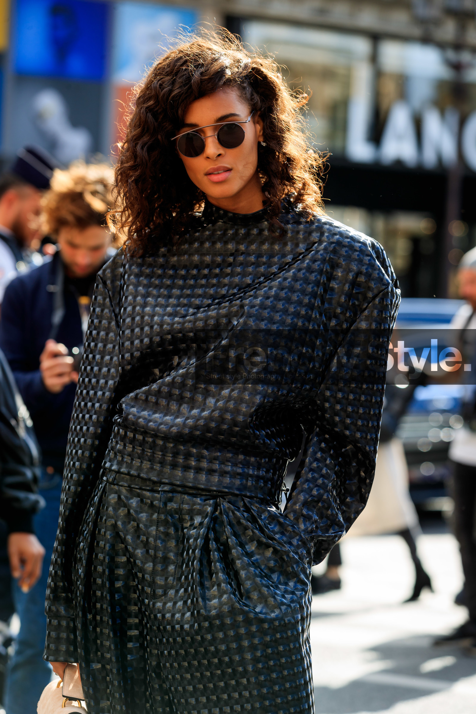 model, cindy bruna, round shape sunglasses, metalic frame sunglasses, black top, black pants, high collar top, technical fabric top, technical fabric pants, fashion week, frenchystyle, FW, jonathan paciullo, street style, SPRING SUMMER 2020, SS 20, PFW, PARIS, vertical, atmosphere details, detail