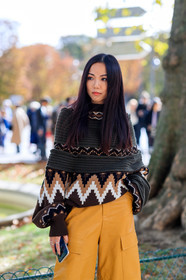 yoyo cao, yellow bermuda shorts, orange bermuda shorts, kaki pullover, jacquard pullover, multi pocket pants, multi pocket bermuda shorts, PARIS, PFW, SPRING SUMMER 2020, SS 20, fashion week, frenchystyle, FW, jonathan paciullo, street style, vertical, atmosphere details, detail