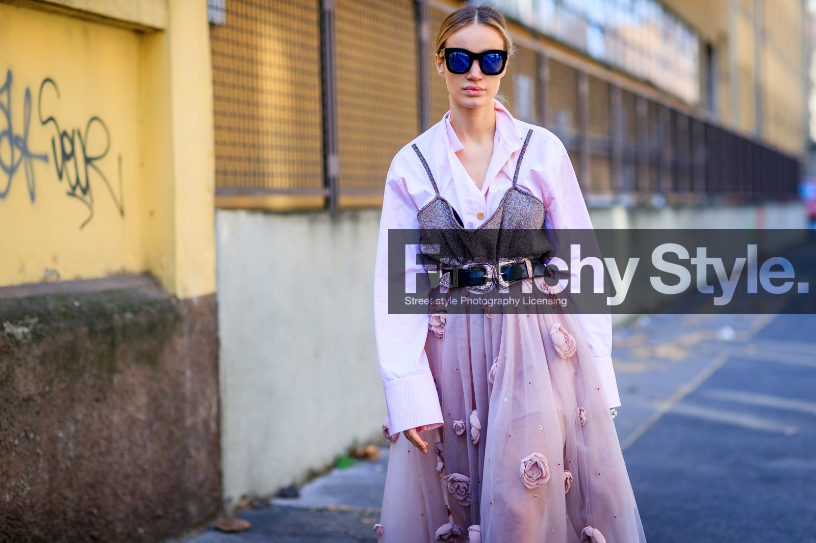 atmosphere details, AUTUMN WINTER 2017-2018, AW 17-18, black belt, brown top, detail, embroidered skirt, FALL WINTER 2017-2018, fashion week, floral, flower, frenchystyle, FW, FW 17-18, horizontal, jonathan paciullo, leather belt, MFW, MILAN, pink shirt, pink skirt, street style, sunglasses, tucked in, wide skirt