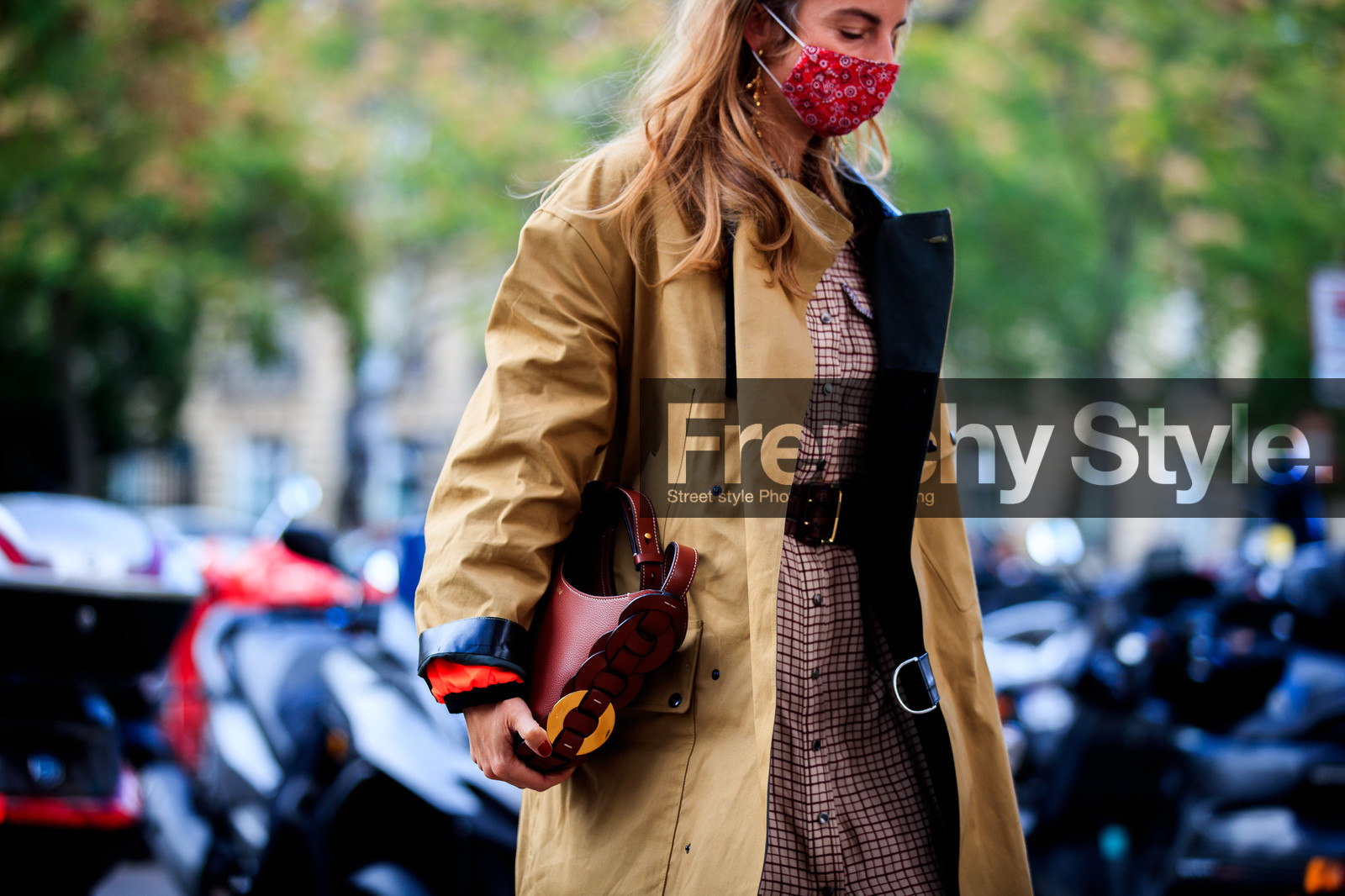 sonia sieff, camel trenchcoat, camel parka, brown leather bag, checked dress, burgundy dress, white dress, belted dress, button dress, chloe bag, chloe jacket, chloe look, chloe dress, covid face mask, fashion week, frenchystyle, FW, jonathan paciullo, street style, PFW, PARIS, SPRING SUMMER 2021, SS 21, horizontal, atmosphere details, detail
