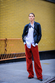 model, sara blomqvist, black leather jacket, black leather perfecto, white shirt, red pants, velvet pants, corduroy pants, loose pants, flare pants, crossbody bag, big earrings, round shape earrings, silvered earrings, pearl earrings, hoop earrings, fashion week, frenchystyle, FW, jonathan paciullo, street style, NYFW, NEW YORK, AUTUMN WINTER 2020-2021, FALL WINTER 2020-2021, FW 20-21, vertical, full length