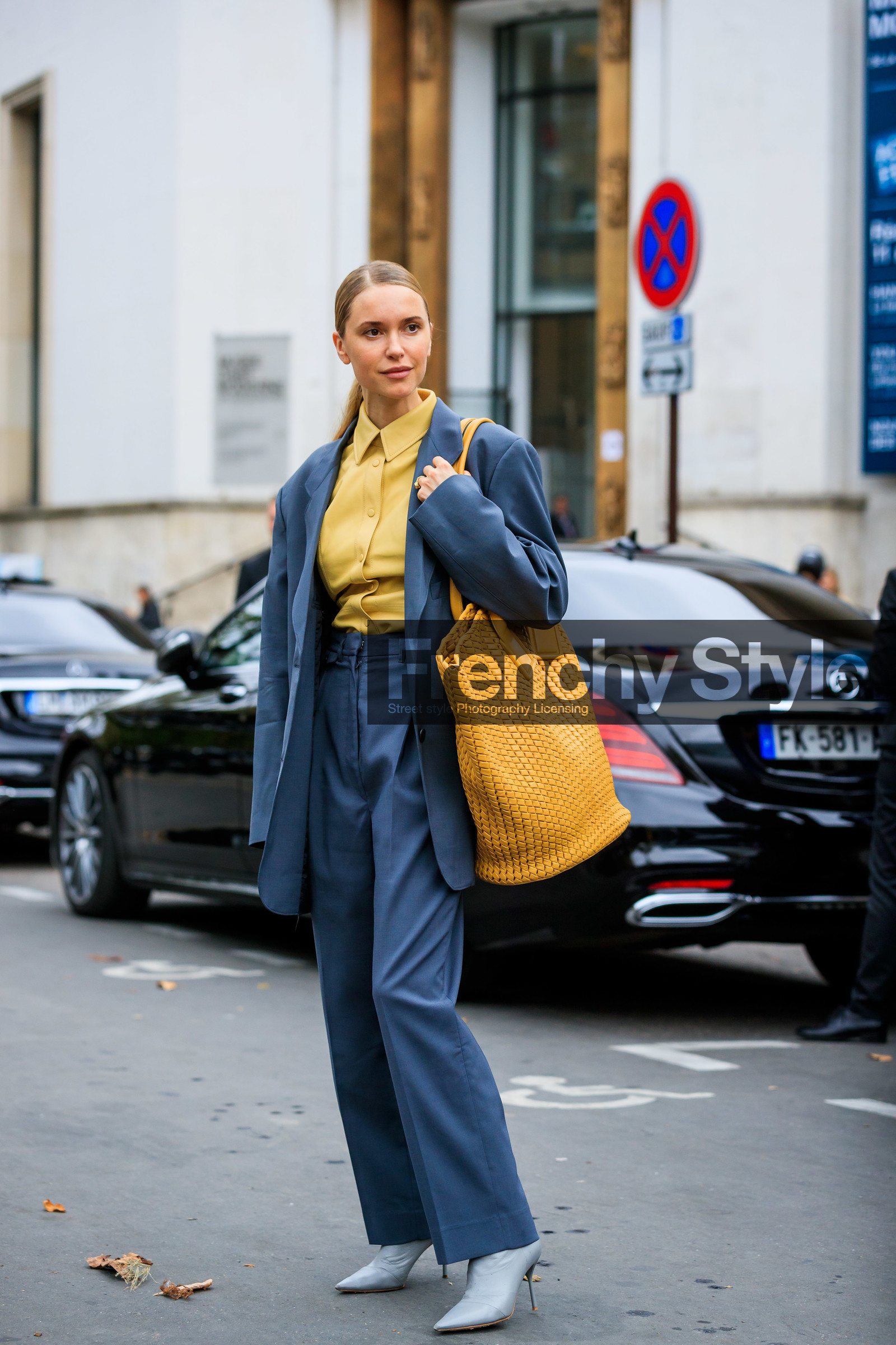 pernille teisbaek, blue jacket, blue pants, blue suits, oversize jacket, oversize pants, oversize suits, yellow leather bag, yellow leather shirt, light yellow shirt, plaited leather bag, plaited bag, big bag, shoulder bag, shopping bag, light grey leather boots, sharp end boots, high heels boots, fashion week, frenchystyle, FW, jonathan paciullo, street style, SPRING SUMMER 2020, SS 20, PFW, PARIS, vertical, full length