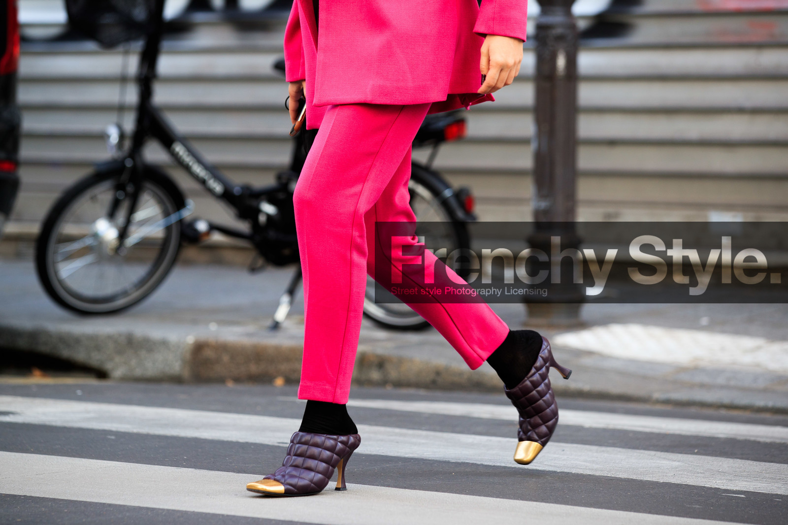 Pink suits, Pink pants, Black leather slippers, Quilted slippers, High heels slippers, Golden slippers, Bottega veneta shoes, PARIS, PFW, fashion week, frenchystyle, FW, jonathan paciullo, street style, SPRING SUMMER 2021, SS 21, horizontal, atmosphere details, detail