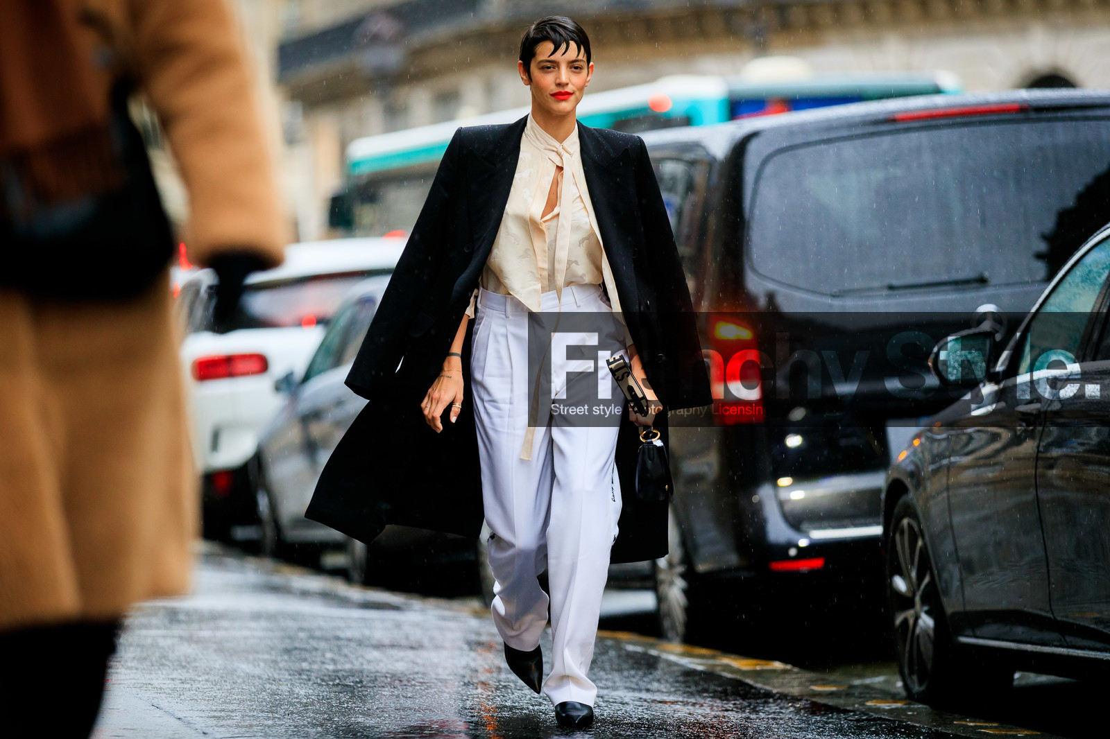 calu rivero, red lipstick, black coat, nude blouse, lavalliere collar, silk blouse, chloe blouse, brocart blouse, white pants, tailored pants, stella mccartney bag, black leather bag, fashion week, frenchystyle, FW, jonathan paciullo, street style, PFW, PARIS, horizontal, atmosphere details, full length