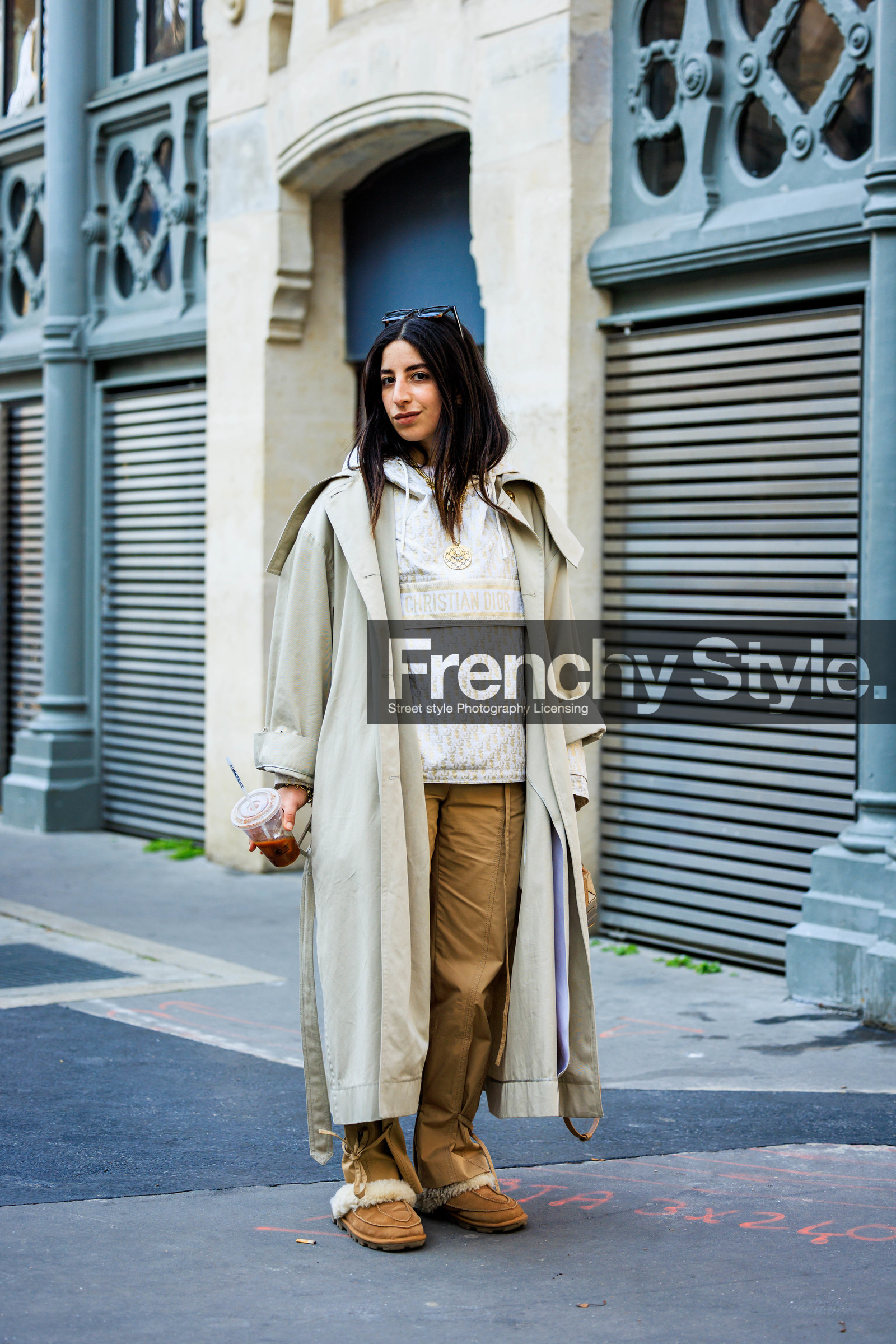 sporty look, black sunglasses, classic trench, ligh grey trench, dior hoodie, white hoodie, camel trousers, assymetric handbag, earth tones bag, multiple necklace, furry slippers, camel slippers, selma kaci sebbagh, street style, jonathan paciullo, FW, frenchystyle, fashion week, AUTUMN WINTER 2022-2023, FALL WINTER 2022_2023, FW 22-23, PFW, PARIS, full length, vertical