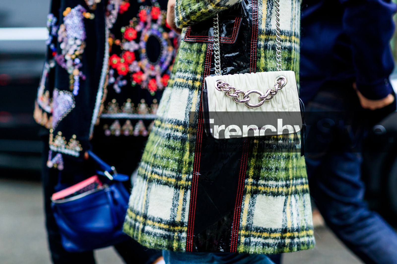 atmosphere details, AUTUMN WINTER 2017-2018, AW 17-18, chains, checked coat, detail, FALL WINTER 2017-2018, fashion week, frenchystyle, FW, FW 17-18, graphic coat, green coat, horizontal, jonathan paciullo, leather bag, MFW, MILAN, miu miu, plaid, printed coat, street style, white bag