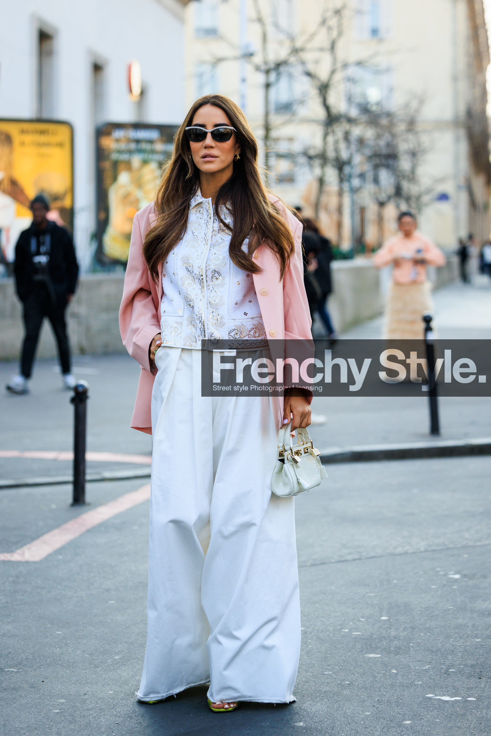 black sunglasses, pink blazer, flared pants, white pants, white handbag, mini bag, embroideres shirt, white shirt, baggy trousers, green sandals, tamara kalinic, street style, jonathan paciullo, FW, frenchystyle, fashion week, AUTUMN WINTER 2022-2023, FALL WINTER 2022_2023, FW 22-23, PFW, PARIS, full length, vertical