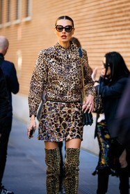 animal print look, leopard print skirt, mini skirt, leopard print jacket, leopard print boots, highknee boots, dark sunglasses, black handbag, crossbody bag, chain crossbody, animal print skirt, animal print, jacket, details, Alina Baikova, fashion week, frenchystyle, FW, jonathan paciullo, street style, MFW, MILAN, FALL WINTER 2022_2023, AUTUMN WINTER 2022-2023, FW 22-23, vertical, atmosphere details