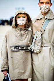 maisie williams, beige jacket, beige hoodie, jacket dress, mini dress, logo printed jacket, hoodie, zipped jacket, dior jacket, dior bag, crossbody bag, monogrammed bag, beige leather bag, green eyeliner, green eyeshadows, covid face mask, fashion week, frenchystyle, FW, jonathan paciullo, street style, PFW, PARIS, SPRING SUMMER 2021, SS 21, vertical, atmosphere details, detail