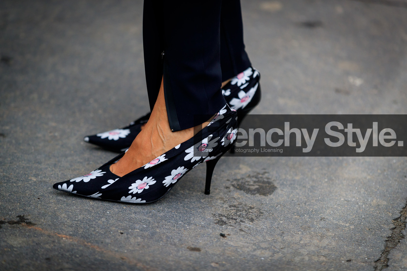 balenciaga, black leggings, black pants, black shoes, floral, flowers, high heels, leather shoes, printed shoes, trousers, street style, jonathan paciullo, FW, frenchystyle, fashion week, NYFW, NEW YORK, AUTUMN WINTER 2018-2019, AW 18-19, FALL WINTER 2018-2019, FW 18-19, atmosphere details, horizontal, detail