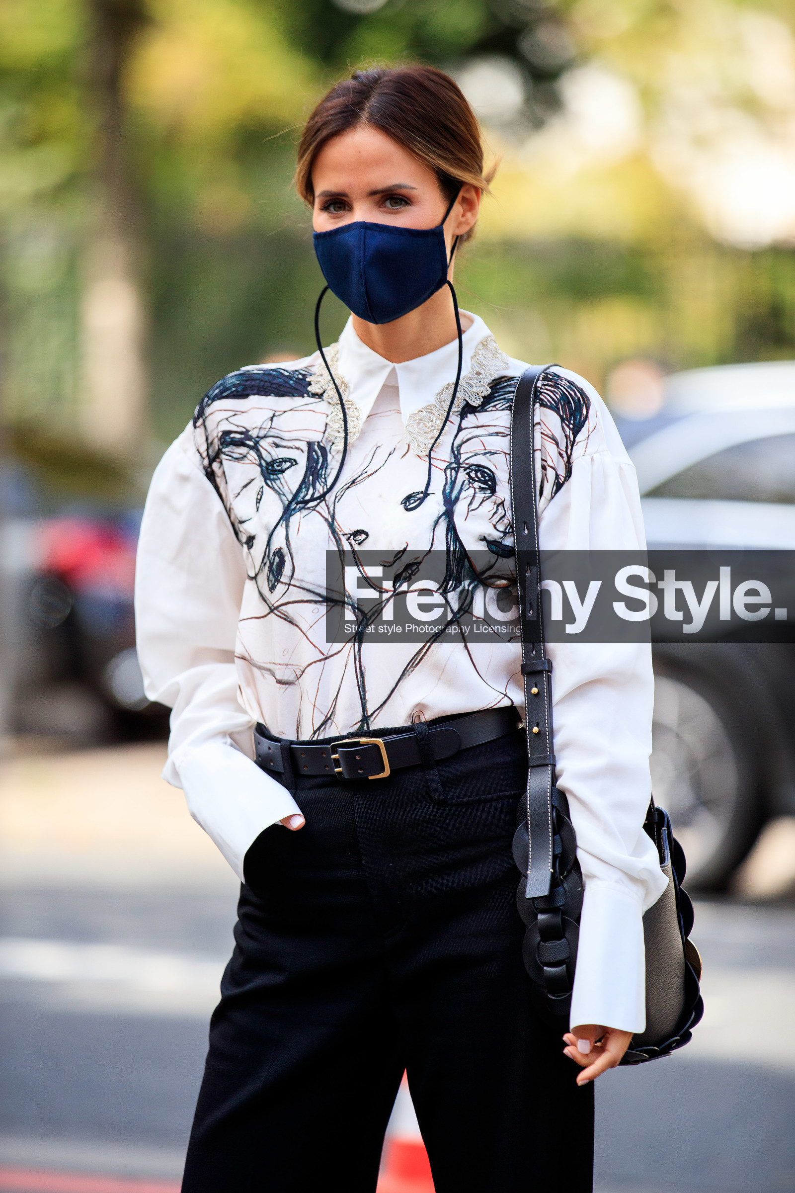 alex riviere, white blouse, lace collar, lace blouse, face printed blouse, printed blouse, black pants, black leather bag, flare pants, shoulder bag, covid face mask, fashion week, frenchystyle, FW, jonathan paciullo, street style, PFW, PARIS, SPRING SUMMER 2021, SS 21, vertical, atmosphere details, detail