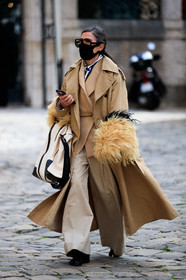 Véronique Tristram, beige trench coat, beige jacket, beige pants, beige total look, white bag, big bag, hand bag, feather details, feather details jacket, feather sleeves, loose pants, covid face mask, PARIS, PFW, fashion week, frenchystyle, FW, jonathan paciullo, street style, SPRING SUMMER 2021, SS 21, vertical, full length