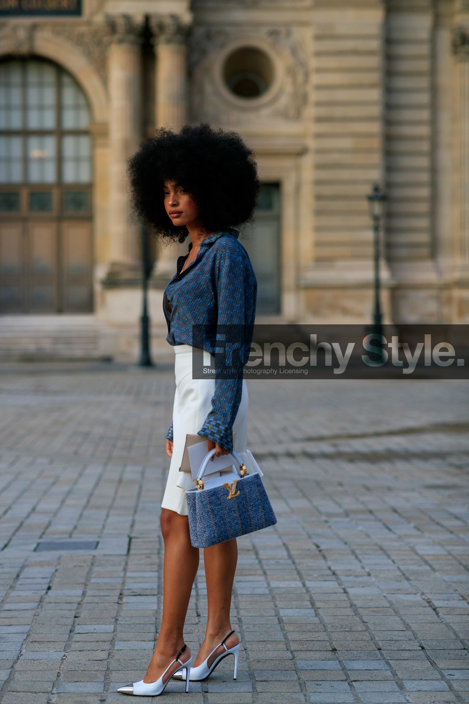 sharon alexie, blue shirt, blue bag, monogrammed shirt, low necked shirt, white skirt, ruffle skirt, mini skirt, hand bag, tweed bag, long necklace, golden necklace, animal shape necklace, charms necklace, louis vuitton bag, louis vuitton necklace, louis vuitton shirt, louis vuitton skirt, louis vuitton total look, louis vuitton shoes, sharp end shoes, white leather bag, white leather shoes, sling back shoes, silvered shoes, PARIS, PFW, SPRING SUMMER 2020, SS 20, fashion week, frenchystyle, FW, jonathan paciullo, street style, vertical, full length