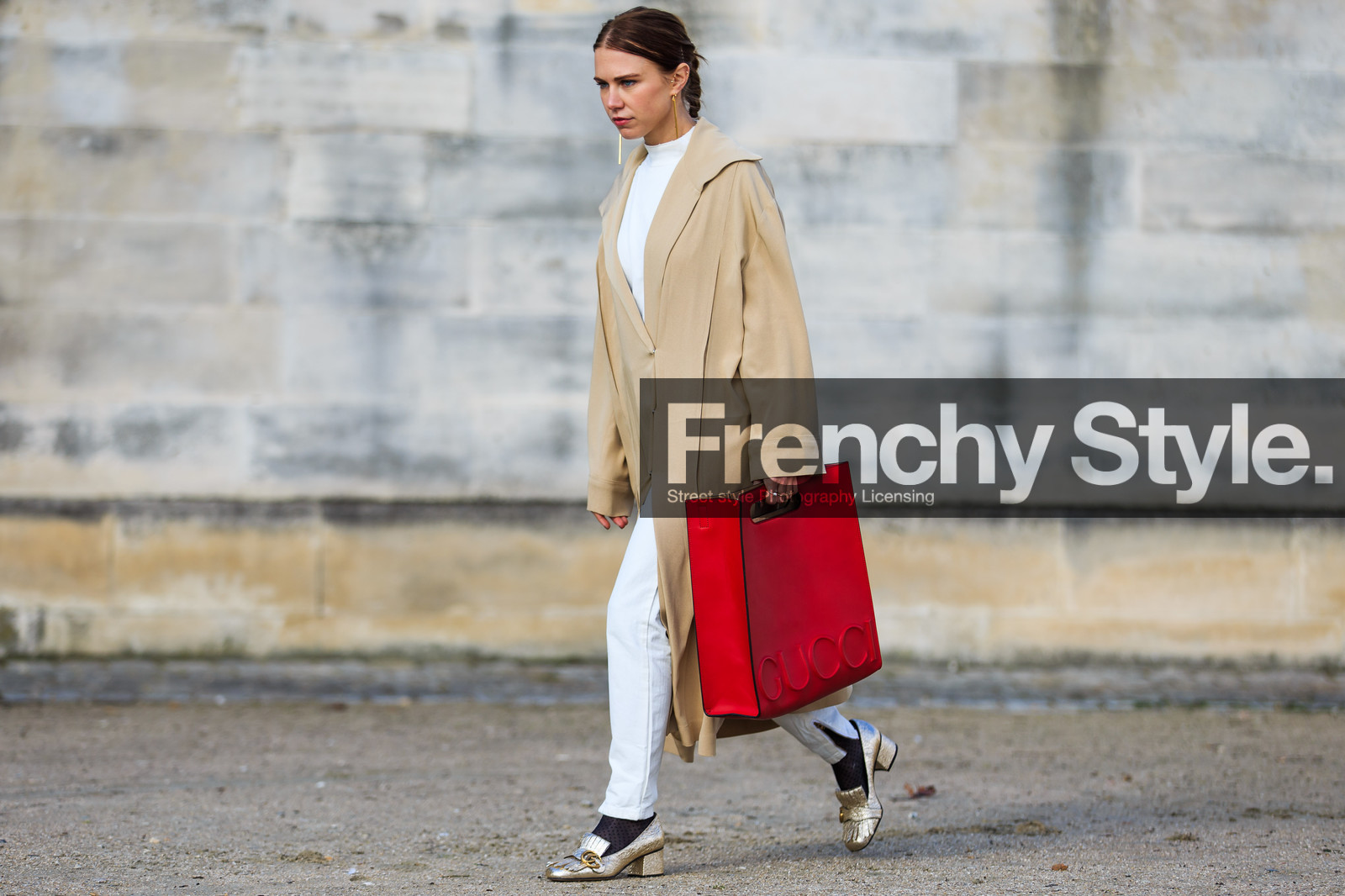 atmosphere details, AUTUMN WINTER 2016-2017, AW 16-17, beige coat, courtney trop, detail, FALL WINTER 2016-2017, fashion week, frenchystyle, FW, FW 16-17, glitter, golden shoes, gucci, horizontal, jonathan paciullo, leather bag, leather shoes, PARIS, PFW, red bag, shiny shoes, street style, tote bag, white top