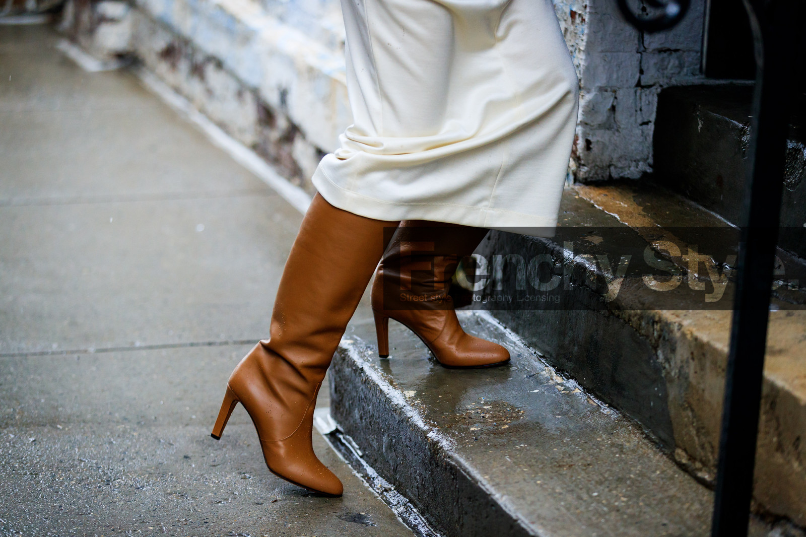 brown boots, high boots, high heels, leather shoes, white skirt, street style, jonathan paciullo, FW, frenchystyle, fashion week, NYFW, NEW YORK, AUTUMN WINTER 2018-2019, AW 18-19, FALL WINTER 2018-2019, FW 18-19, atmosphere details, horizontal, detail, erin adamson