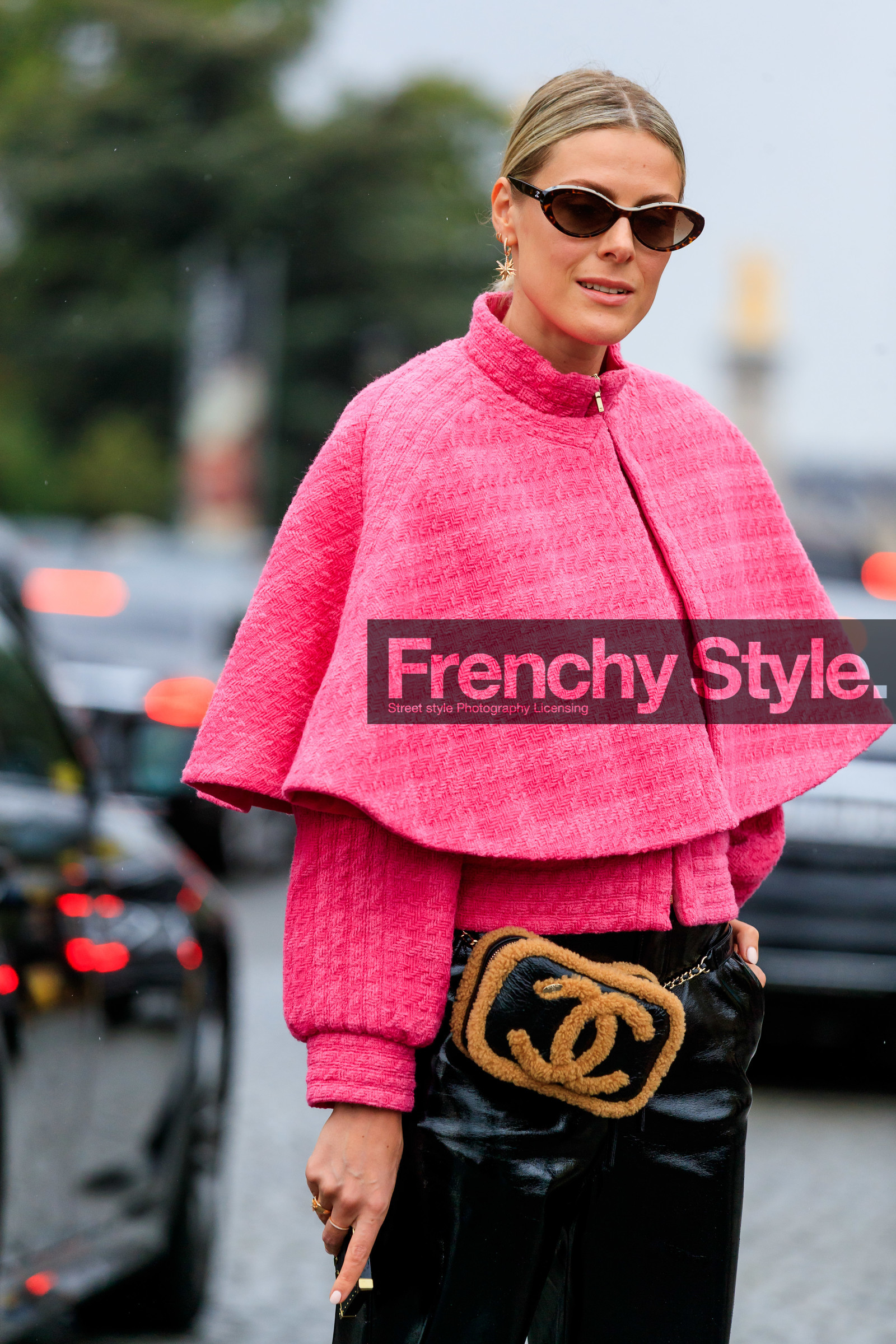 chanel bag, chanel belt, chanel jacket, chanel coat, chanel cape, pink cape, pink jacket, tweed jacket, black vinyl pants, black vinyl bag, fur bag, fur belt, chanel sunglasses, zipped jacket, PARIS, PFW, SPRING SUMMER 2020, SS 20, fashion week, frenchystyle, FW, jonathan paciullo, street style, vertical, atmosphere details, detail