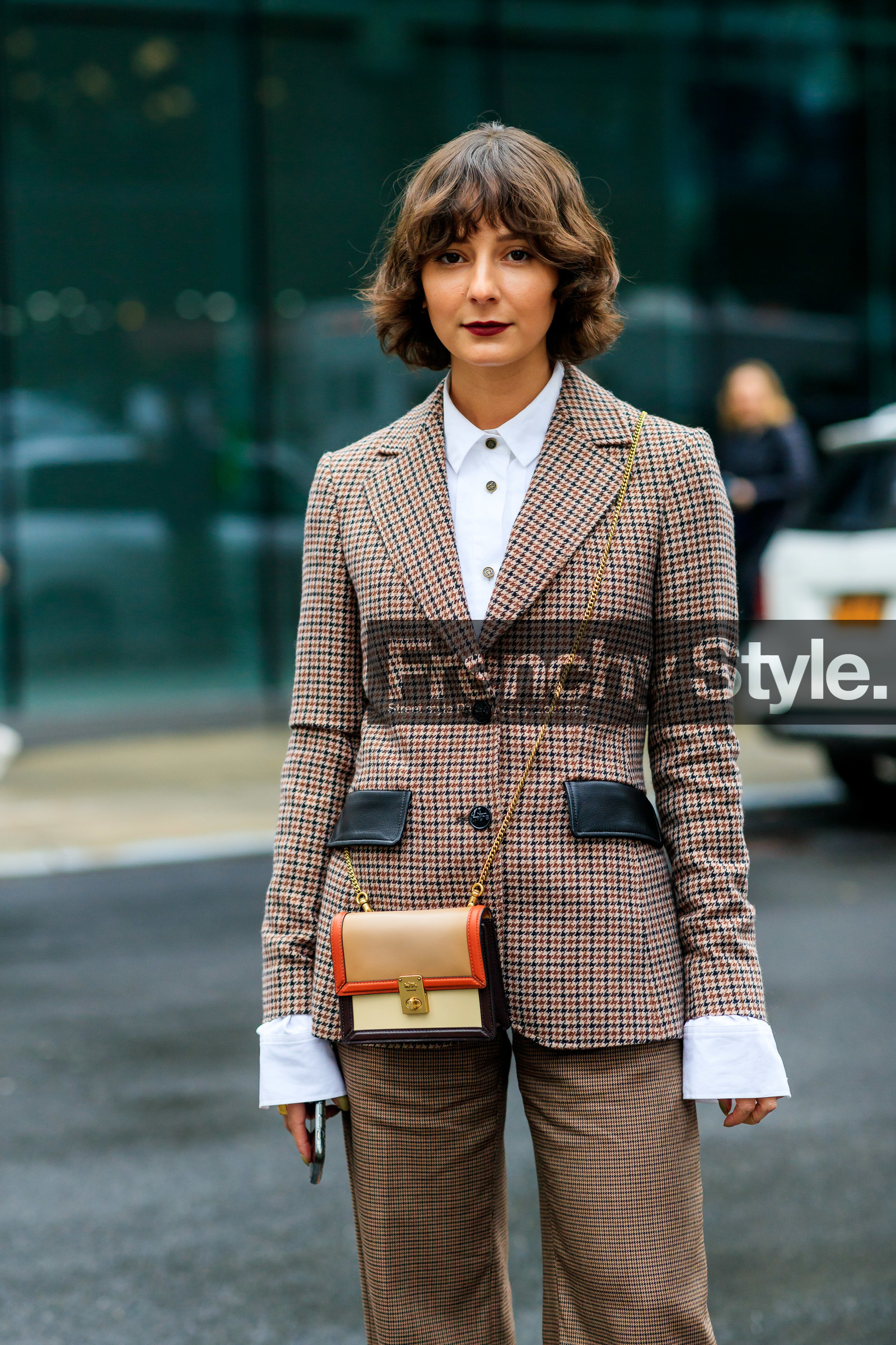 alyssa coscarelli, coach bag, coach jacket, coach suits, coach shirt, white shirt, checked jacket, checked pants, checked suits, black leather jacket, camel leather bag, red leather bag, beige jacket, beige pants, red jacket, red pants, brown jacket, brown pants, brown suits, crossbody bag, golden chain strap bag, fashion week, frenchystyle, FW, jonathan paciullo, street style, NYFW, NEW YORK, AUTUMN WINTER 2020-2021, FALL WINTER 2020-2021, FW 20-21, vertical, atmosphere details, detail