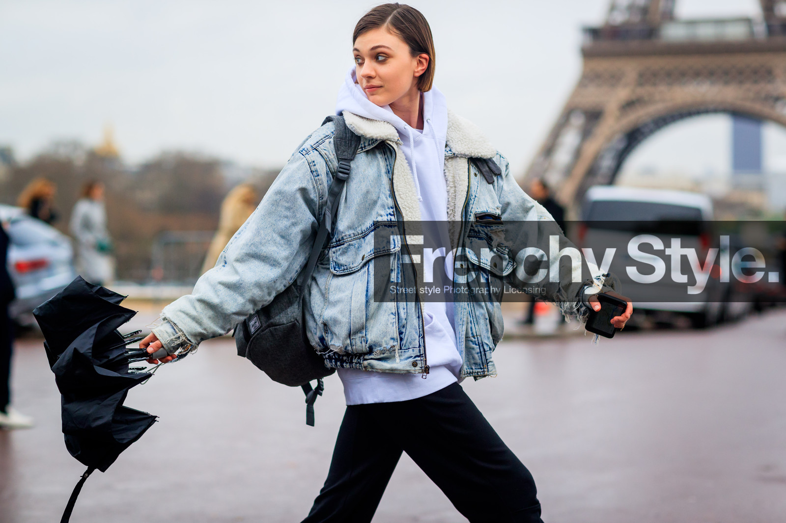 atmosphere details, AUTUMN WINTER 2017-2018, AW 17-18, black bag, black pants, blue denim, denim jacket, detail, FALL WINTER 2017-2018, fashion week, frenchystyle, fur collar, FW, FW 17-18, hoodie, horizontal, jonathan paciullo, leather bag, model, PARIS, PFW, shearling, street style, trousers, umbrella, white sweater