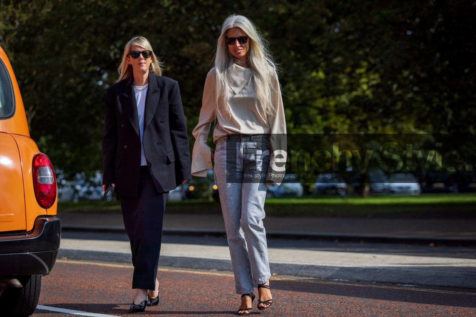 Laura Ingham, Sarah Harris, blazer, black, tshirt, trousers, denim, jeans, beige, sunglasses, pumps, slingback, shoes, heeled sandals, heels, fashion week, frenchystyle, FW, jonathan paciullo, street style, SPRING SUMMER 2022, SS 22, LFW, LONDON, horizontal, full length, atmosphere details