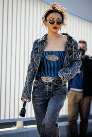 full diesel look, full denim look, black sunglasses, strapless top, denim top, diesel logo top, studded jacket, denim short jacket, dark grey jacket, dark grey jeans, red lips, mini diesel bag, mini black handbag, jessica wang, fashion week, frenchystyle, FW, jonathan paciullo, street style, MFW, MILAN, FALL WINTER 2022_2023, AUTUMN WINTER 2022-2023, FW 22-23, vertical, atmosphere details