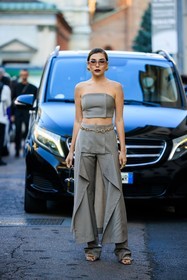 grey full look, assymetric pants, golden chain belt, grey cropped top, strapless top, purple lips, transparent glasses, big golden studs, straighcut pants, chain sandals, karina nigay, street style, jonathan paciullo, FW, frenchystyle, fashion week, MFW, MILAN, FALL WINTER 2022_2023, AUTUMN WINTER 2022-2023, FW 22-23, vertical, full length