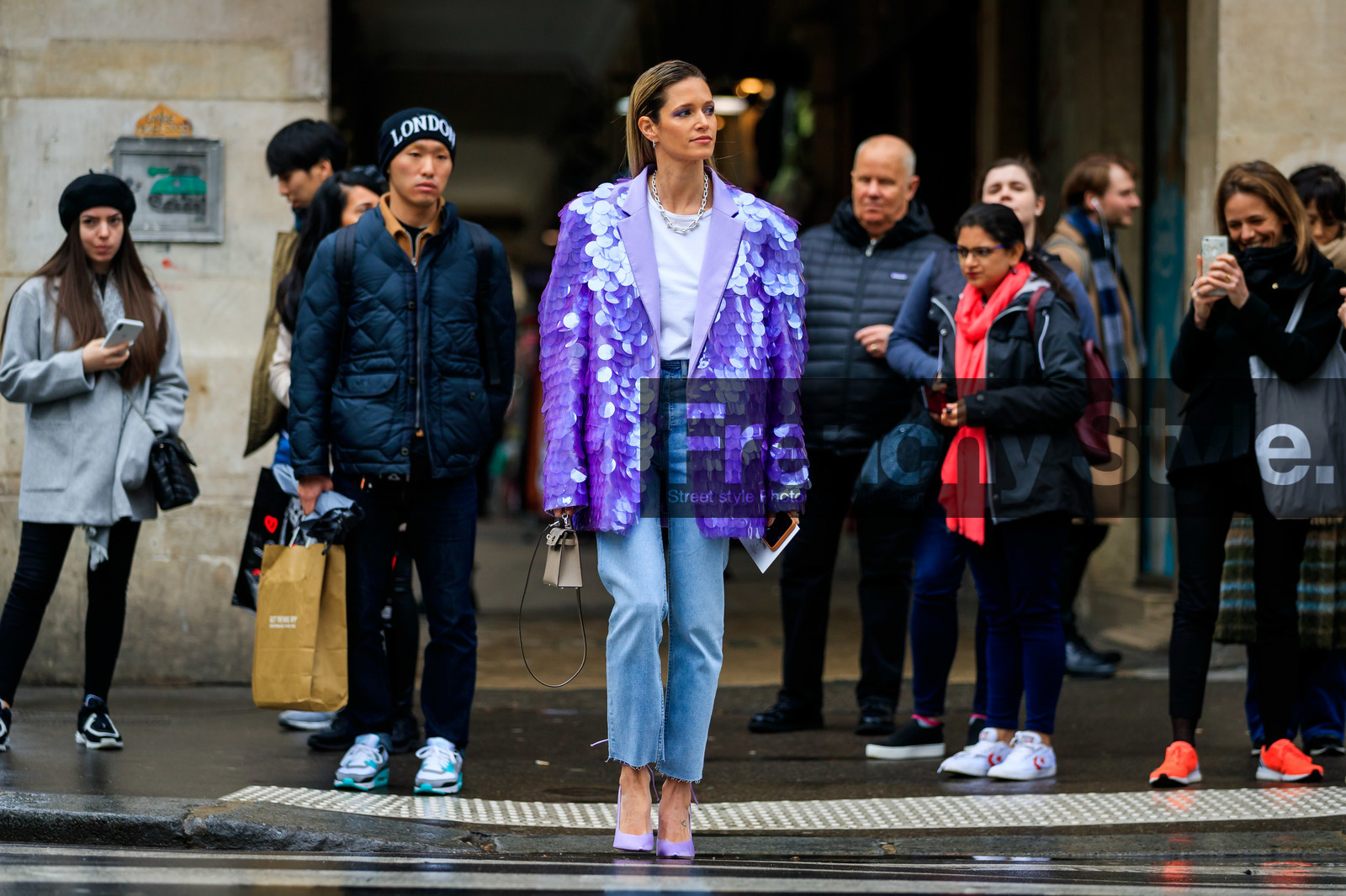 helena bordon, lilac jacket, lilac shoes, lilac eyeshadows, sequins jacket, oversize jacket, satin shoes, sharp end shoes, pump, light blue jeans, white t-shirt, beige leather bag, hermes bag, mini bag, hand bag, silvered necklace, big chain necklace, fashion week, frenchystyle, FW, jonathan paciullo, street style, PFW, PARIS, horizontal, atmosphere details, full length