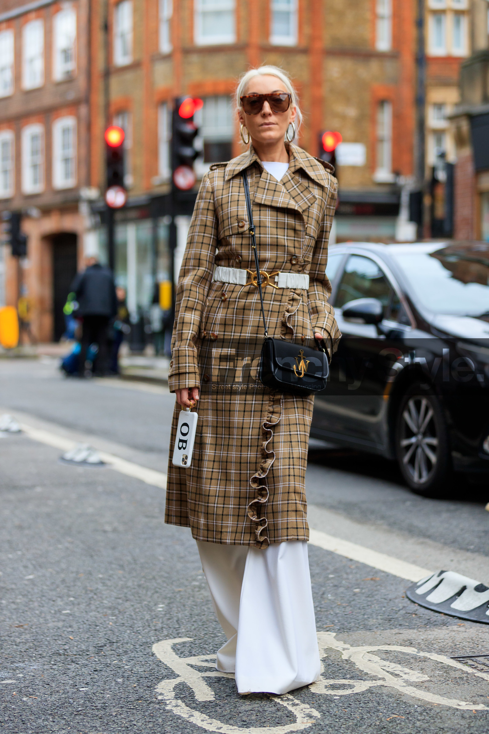 checked trench coat, beige trench coat, belted trench coat, white leather belt, ruffle trench coat, black leather bag, j w anderson bag, crossbody bag, hoop earrings, silvered earrings, golden earrings, different earrings, scale sunglasses, big sunglasses, gucci sunglasses, white pants, fashion week, frenchystyle, FW, jonathan paciullo, street style, LFW, LONDON, AUTUMN WINTER 2020-2021, FALL WINTER 2020-2021, FW 20-21, vertical, full length