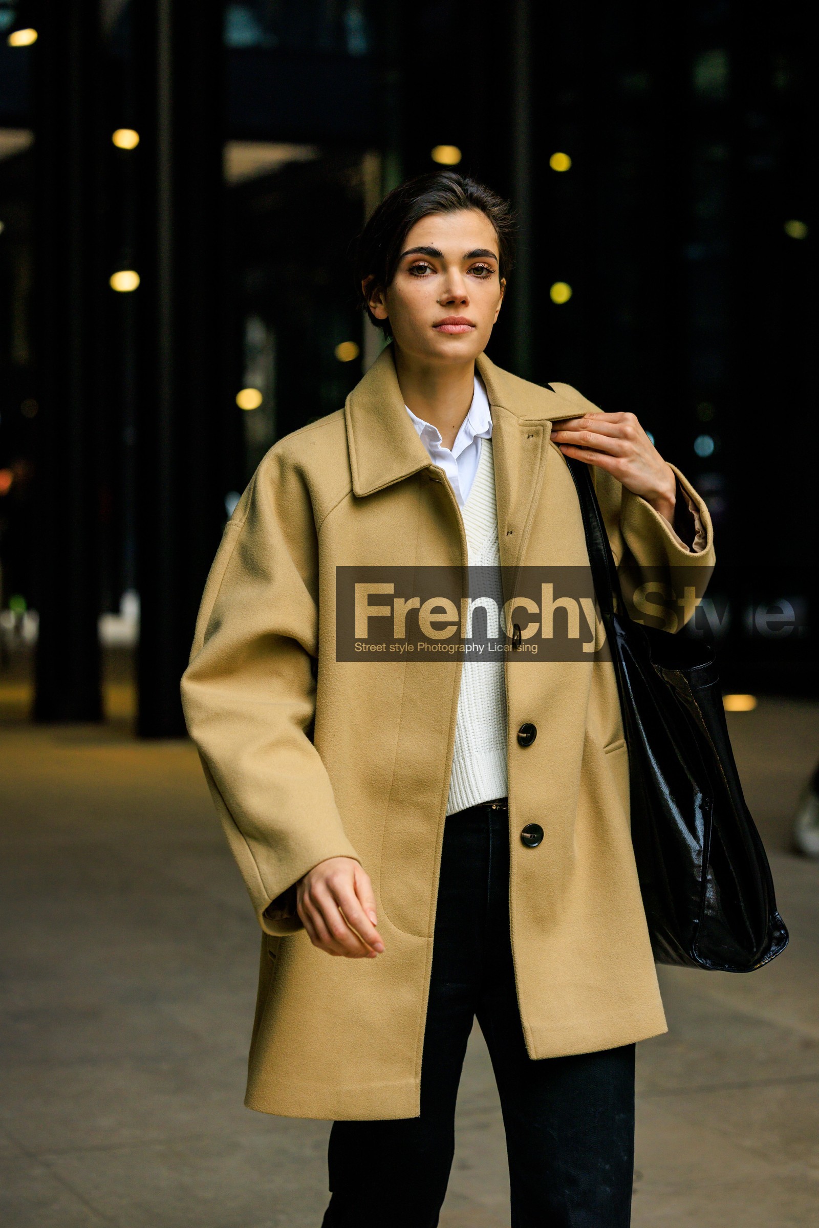 beige coat, white jumper, knitted jumper, black pants, minimal style, black handbag, leather bag, fashion week, frenchystyle, FW, jonathan paciullo, street style, AUTUMN WINTER 2022-2023, FALL WINTER 2022_2023, FW 22-23, PFW, PARIS, vertical, detail