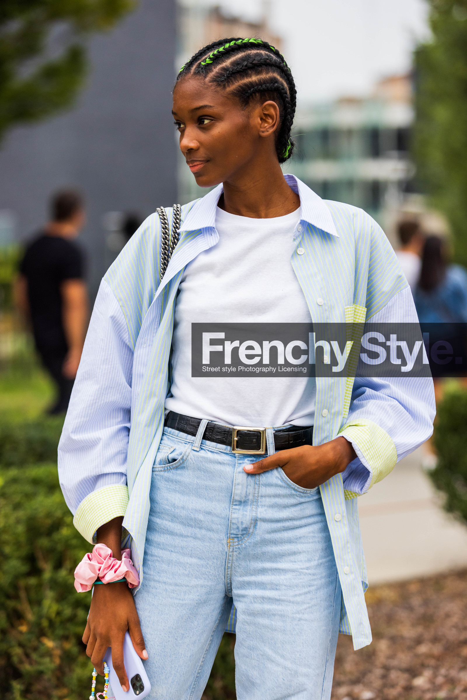 belt, black belt, blue shirt, bread, denim, Elibeidy Dani Martinez, hair style, jean, leather belt, light blue jean, pink scrunchie, print, printed shirt, scrunchie, shirt, striped shirt, stripes, white t-shirt, fashion week, frenchystyle, FW, jonathan paciullo, street style, SPRING SUMMER 2022, SS 22, MFW, MILAN, vertical, atmosphere details
