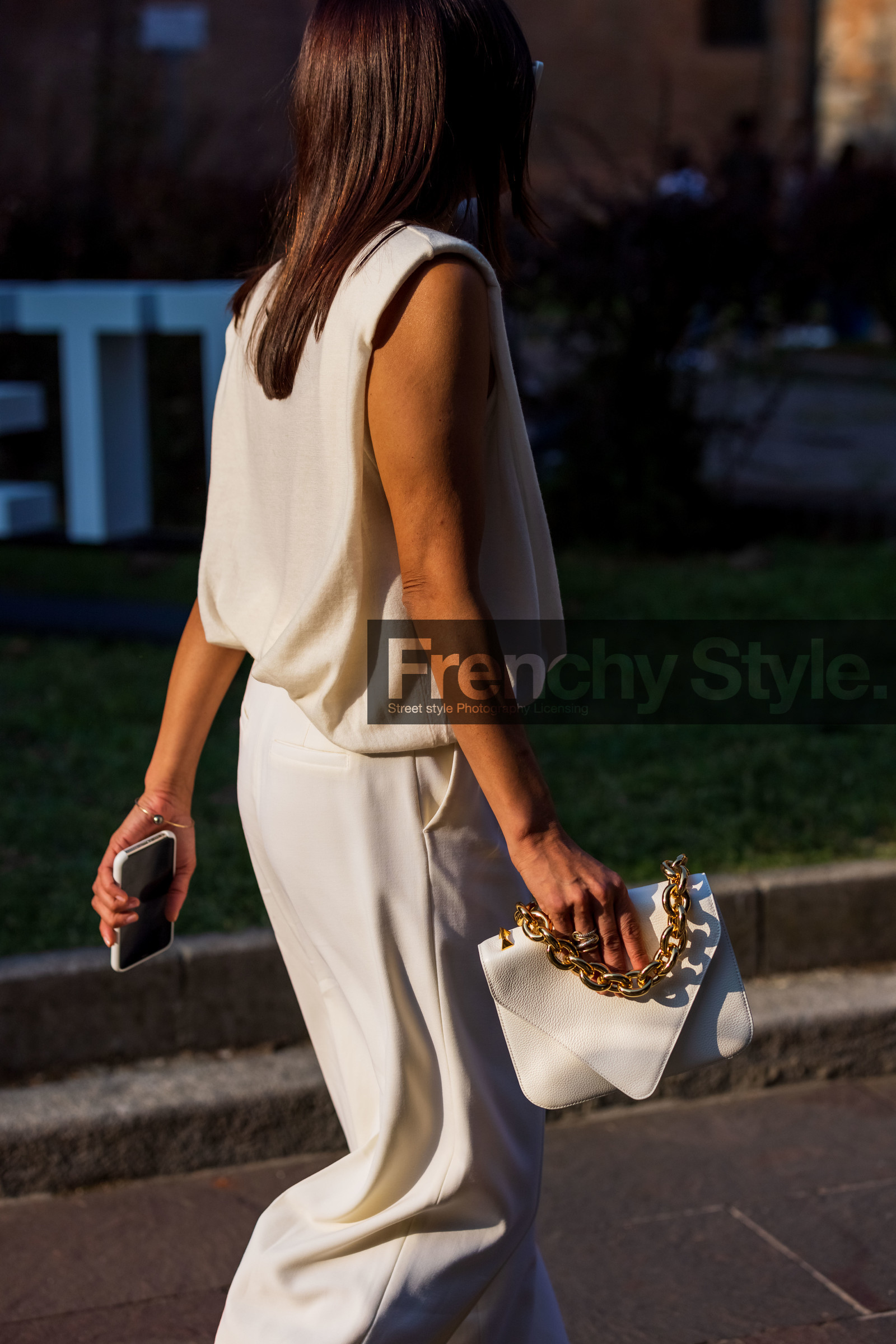 bag, leather bag, monochrome, small bag, smartphone, white bag, white monochrome, white pants, white top, fashion week, frenchystyle, FW, jonathan paciullo, street style, MFW, MILAN, SPRING SUMMER 2022, SS 22, vertical, atmosphere details, detail