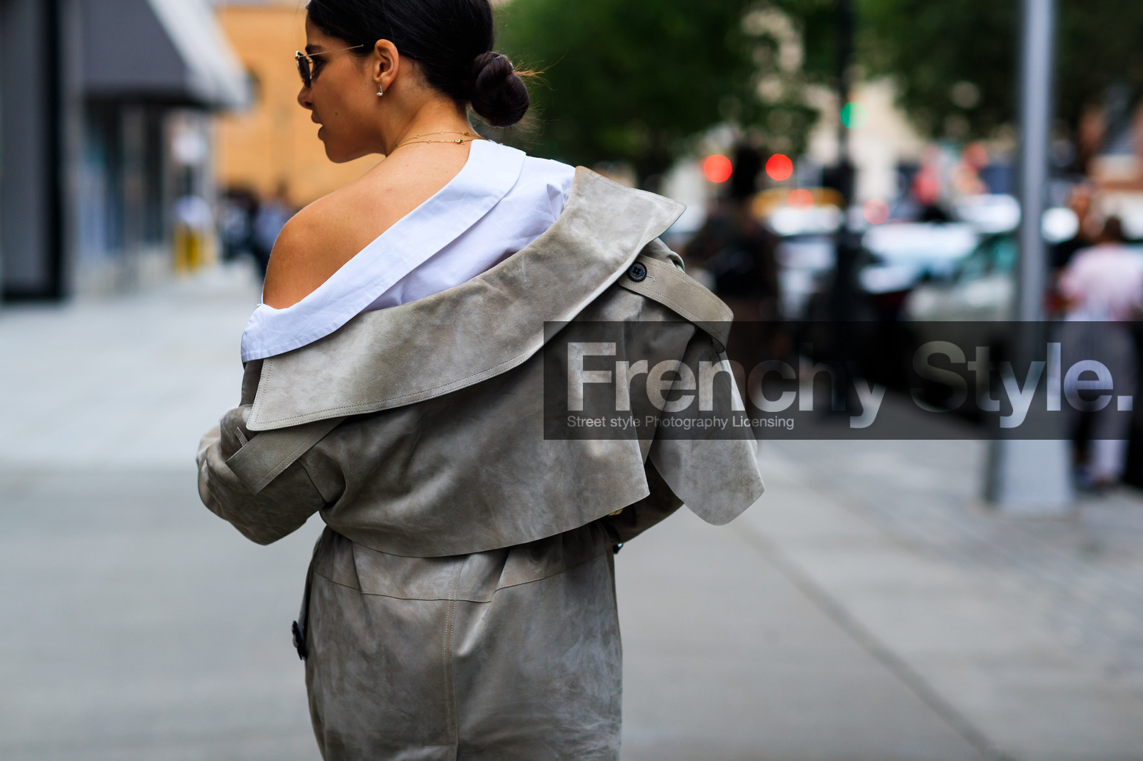atmosphere details, back detail, beige coat, detail, fashion week, frenchystyle, FW, horizontal, jonathan paciullo, Lainy Hedaya, NEW YORK, NYFW, off the shoulder, SPRING SUMMER 2018, SS 18, street style, sunglasses, trench coat, white shirt