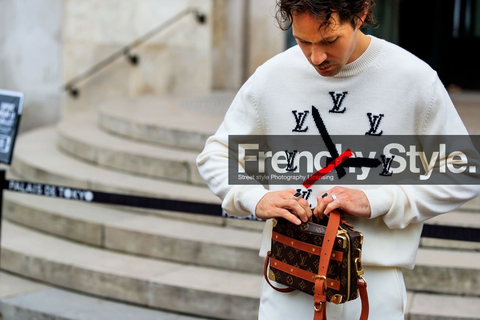 white pullover, louis vuitton bag, louis vuitton pullover, louis vuitton total look, monogrammed bag, logo printed bag, logo printed shoes, logo all over, brown leather bag, jacquard pullover, close up detail, bag detail, silvered ring, black ring, multi rings, JS roques, fashion week, frenchystyle, FW, jonathan paciullo, street style, PFW, PARIS, SPRING SUMMER 2022, SS 22, horizontal, atmosphere details, detail