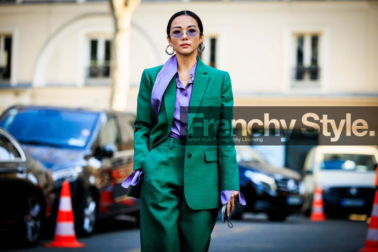 green suit, purple shirt, satin shirt, dandy look, valentino, silver loops, purple sunglasses, yoyo cao, street style, jonathan paciullo, FW, frenchystyle, fashion week, AUTUMN WINTER 2022-2023, FALL WINTER 2022_2023, FW 22-23, PARIS, PFW, horizontal, atmosphere details, detail