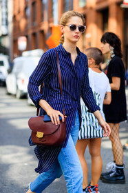 atmosphere details, blue denim, blue shirt, bordeaux, burgundy, céline, denim pants, detail, fashion week, frenchystyle, FW, graphic shirt, jeans, jonathan paciullo, leather bag, model, NEW YORK, NYFW, printed shirt, red bag, SPRING SUMMER 2018, SS 18, street style, striped shirt, sunglasses, trousers, vertical