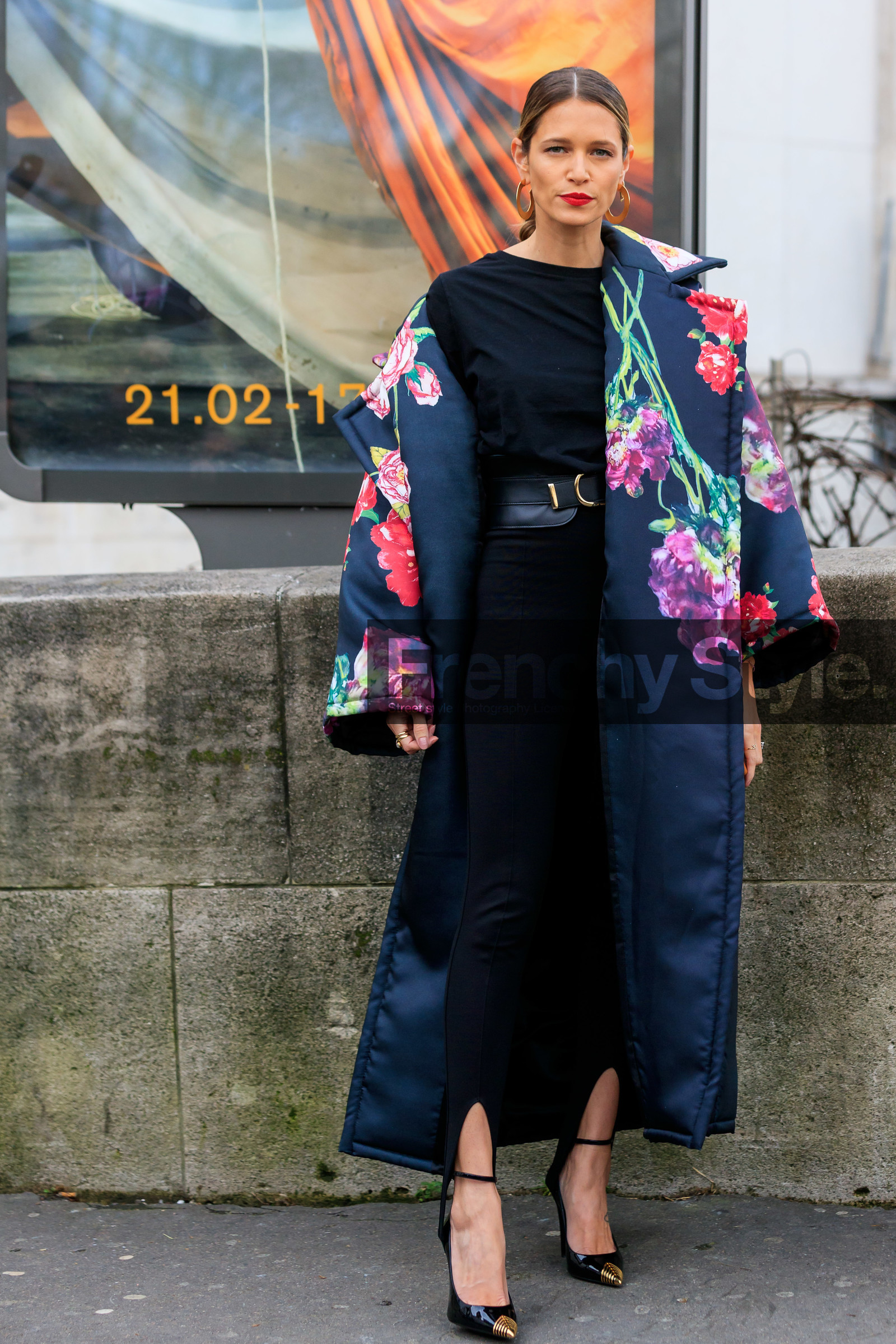 helena bordon, golden earrings, big earrings, hoop earrings, black coat, black blouse, black pants, black leather belt, black leather shoes, floral printed coat, multicolor coat, long coat, black polish shoes, sharp end shoes, golden shoes, elie saab coat, elie saab belt, elie saab look, elie saab shoes, elie saab pants, fashion week, frenchystyle, FW, jonathan paciullo, street style, PFW, PARIS, vertical, full length
