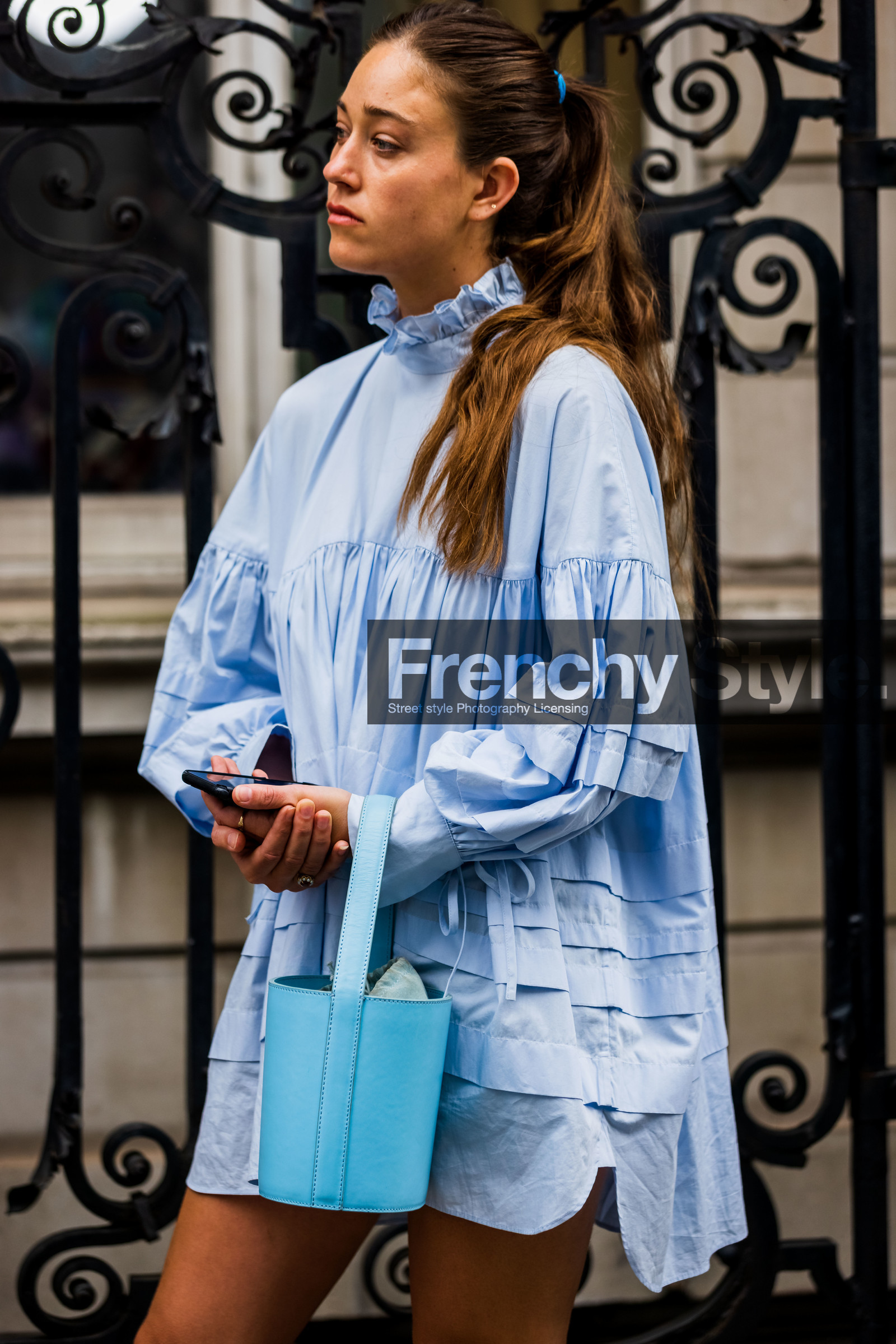 flared dress, blue, bucket bag, fashion week, frenchystyle, FW, jonathan paciullo, street style, SS 22, SPRING SUMMER 2022, LFW, LONDON, vertical, atmosphere details, detail