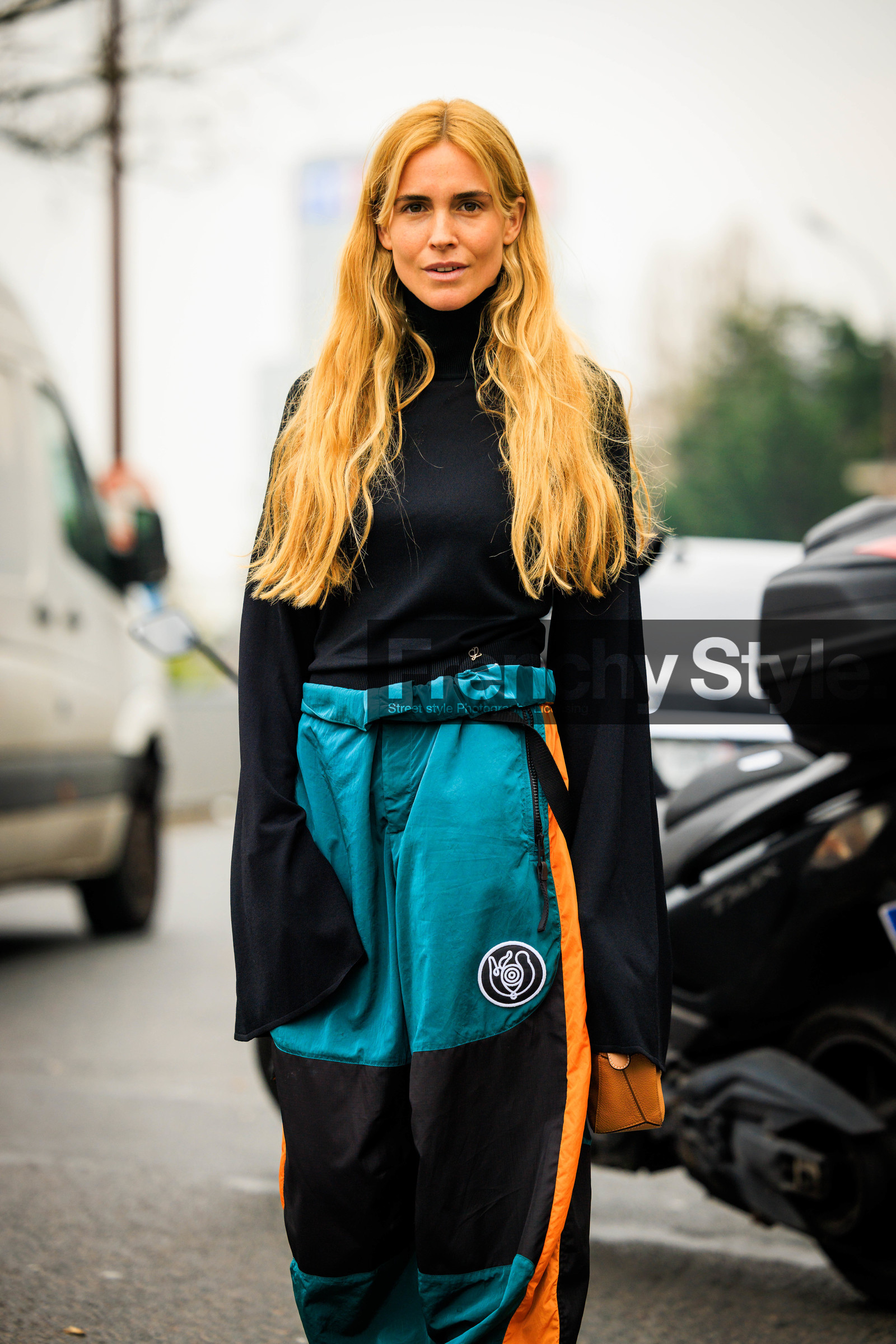 long hair, black top, turtle neck, loewe bag, brown baf, sport pants, blue trousers, loewe heels, black sandals, blanca miro scrimieri, street style, jonathan paciullo, FW, frenchystyle, fashion week, AUTUMN WINTER 2022-2023, FALL WINTER 2022_2023, FW 22-23, PFW, PARIS, vertical, detail