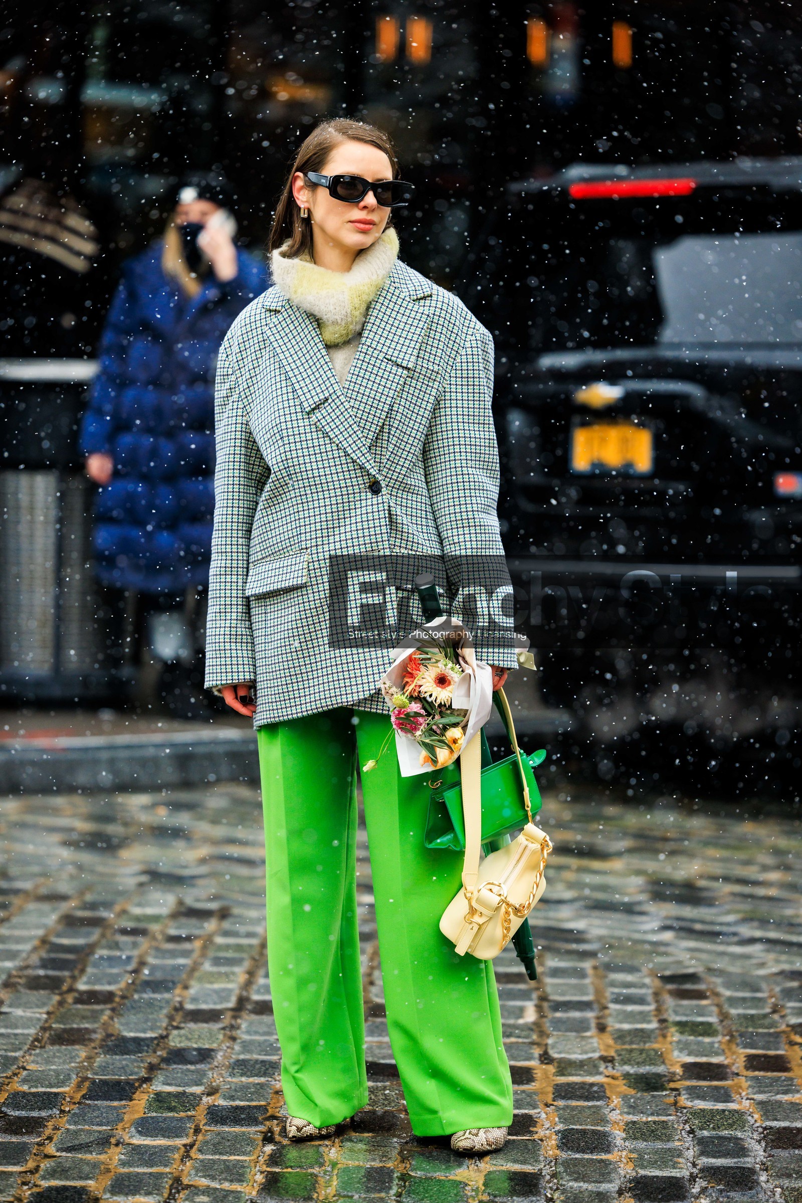 fluflfly turtleneck, yellow grey turlteneck, knitted turtleneck, green pants, flowers, fashion props, plaid multicolor blazer, tweed blazer, dark sunglasses, snake print boots, beige chain handbag, green pencil bag, pencil handbag, fashion week, frenchystyle, FW, jonathan paciullo, street style, NYFW, NEW YORK, AUTUMN WINTER 2022-2023, FALL WINTER 2022_2023, FW 22-23, vertical, atmosphere details