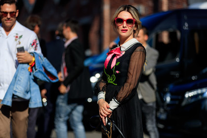 atmosphere details, black bag, black dress, bow collar, detail, fashion week, floral, flowers, frenchystyle, FW, graphic dress, gucci, horizontal, jonathan paciullo, leather bag, MFW, MILAN, printed dress, SPRING SUMMER 2018, SS 18, street style, sunglasses