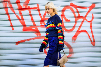 atmosphere details, AUTUMN WINTER 2017-2018, AW 17-18, blue denim, blue skirt, blue sweater, detail, FALL WINTER 2017-2018, fashion week, frenchystyle, FW, FW 17-18, geometric, graphic sweater, horizontal, jonathan paciullo, jw anderson, leather bag, linda tol, MFW, MILAN, multicolor sweater, nude bag, street style, suede skirt