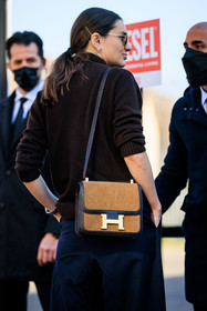 details, hermes crossbody bag, hermes logo bag, corduroy hanbag, brwon jumper, pilot sunglasses, dark blue pants, golden loops, fashion week, frenchystyle, FW, jonathan paciullo, street style, MFW, MILAN, AUTUMN WINTER 2022-2023, FALL WINTER 2022_2023, FW 22-23, vertical, atmosphere details