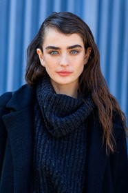 model, nude make up, dark grey pullover, turtleneck pullover, make up, make up details, hair details, close up detail, fashion week, frenchystyle, FW, jonathan paciullo, street style, MFW, MILAN, AUTUMN WINTER 2020-2021, FALL WINTER 2020-2021, FW 20-21, vertical, atmosphere details, detail, portrait