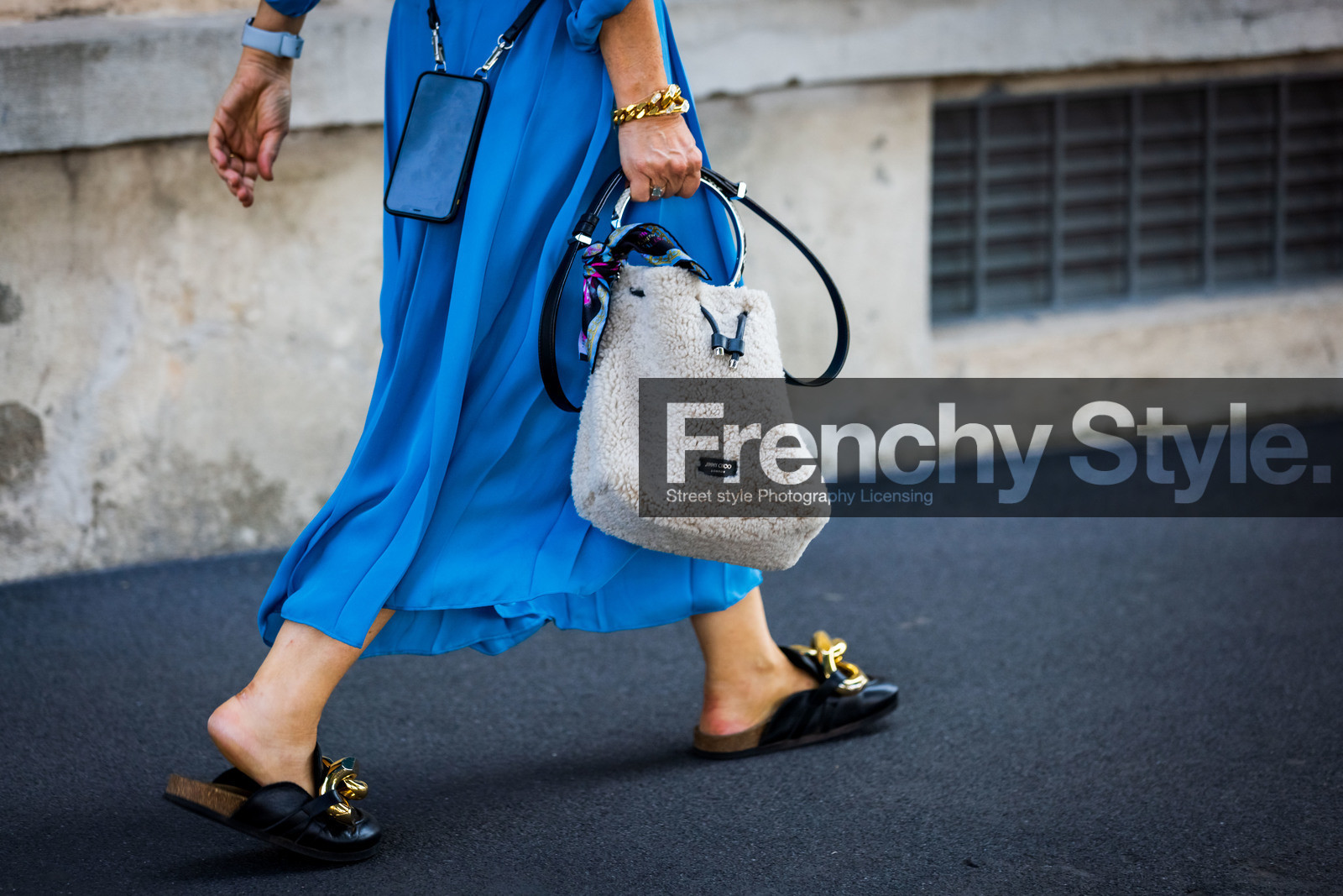 bag, beige bag, blue dress, chain, color, detail, dress, fluid dress, fur bag, gold bracelet, jimmy choo bag, jw anderson mules, leather mules, pleated dress, fashion week, frenchystyle, FW, jonathan paciullo, street style, SPRING SUMMER 2022, SS 22, MFW, MILAN, atmosphere details, horizontal
